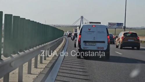 Autostrada A4, spre Agigea, județul Constanța, aproape blocată din cauza afluxului de turiști (FOTO+VIDEO)  
