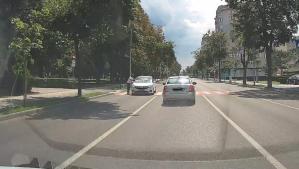 Constanța Pieton, la un pas să fie spulberat pe trecere de o mașină ce circula pe interzis pe bulevardul Tomis (VIDEO)