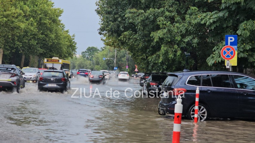 Știri Constanta: Intersectia de la City Park Mall aproape inundata de apa in urma ploii torentiale (FOTO+VIDEO)  