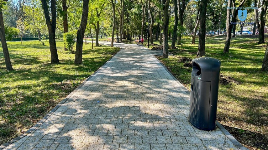 primaria constanta alei pietonale reabilitate un spatiu verde si mobilier urban modern in parcul tabacarie