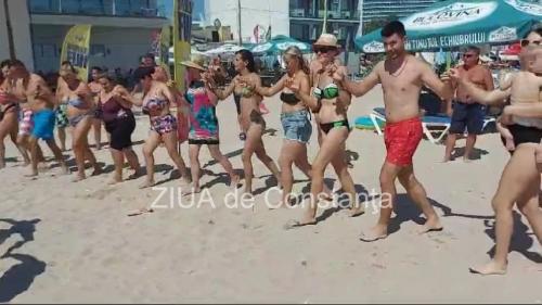 Știri Constanța Distracție și voie bună pe o plajă din Eforie! Horă încinsă pe nisipul fierbinte (GALERIE FOTO+VIDEO)