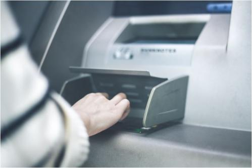 Anglia Defecțiunea majoră la Barclays lasă milioane de clienți fără acces la bani, cu cozi uriașe la bancomate și plăți blocate