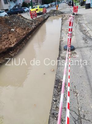 Șanțurile de la lucrările din Constanța s-au transformat în „canale” pline cu apă (Galerie FOTO)