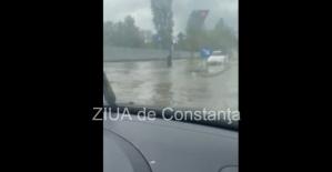 După ploaia de astăzi, inundații la Poarta 1 din Constanța (FOTO+VIDEO)