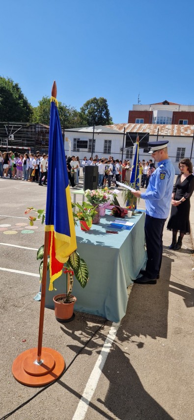 stiri constanta azi jandarmii constanteni alaturi de elevii care s au reintors in banci foto 870268