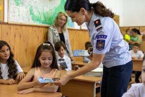 Tulcea Pompierii militari prezenți printre elevi, părinți și cadre didactice la începerea școlii (FOTO)