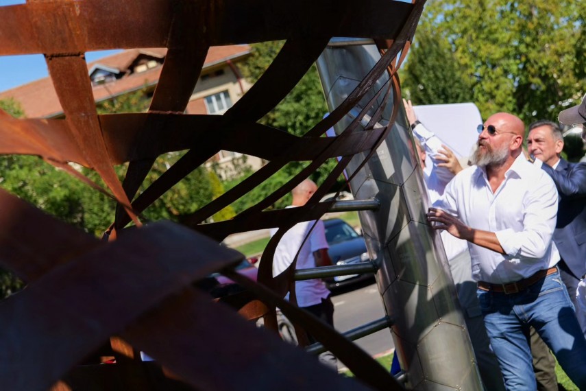 gheorghe hagi si ilie dumitrescu au dezvelit monumentul dedicat generatiei de aur 870158