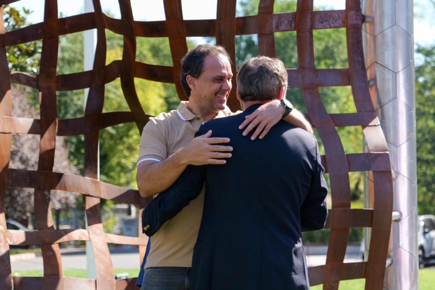 gheorghe hagi si ilie dumitrescu au dezvelit monumentul dedicat generatiei de aur 870158