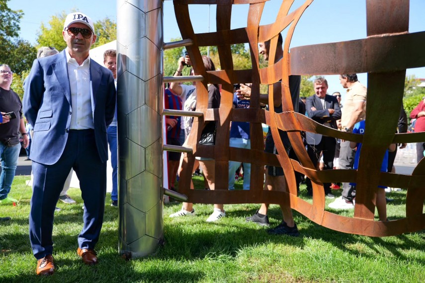gheorghe hagi si ilie dumitrescu au dezvelit monumentul dedicat generatiei de aur 870158