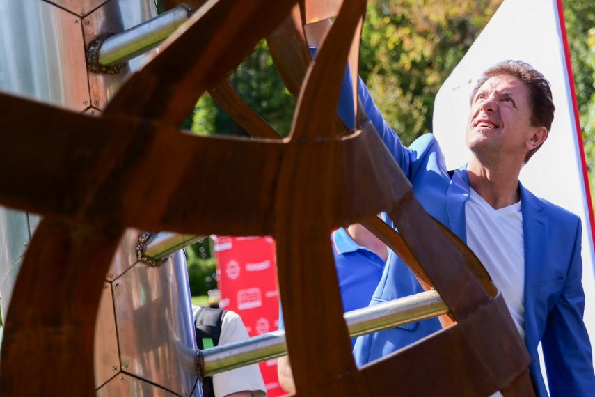 gheorghe hagi si ilie dumitrescu au dezvelit monumentul dedicat generatiei de aur 870158