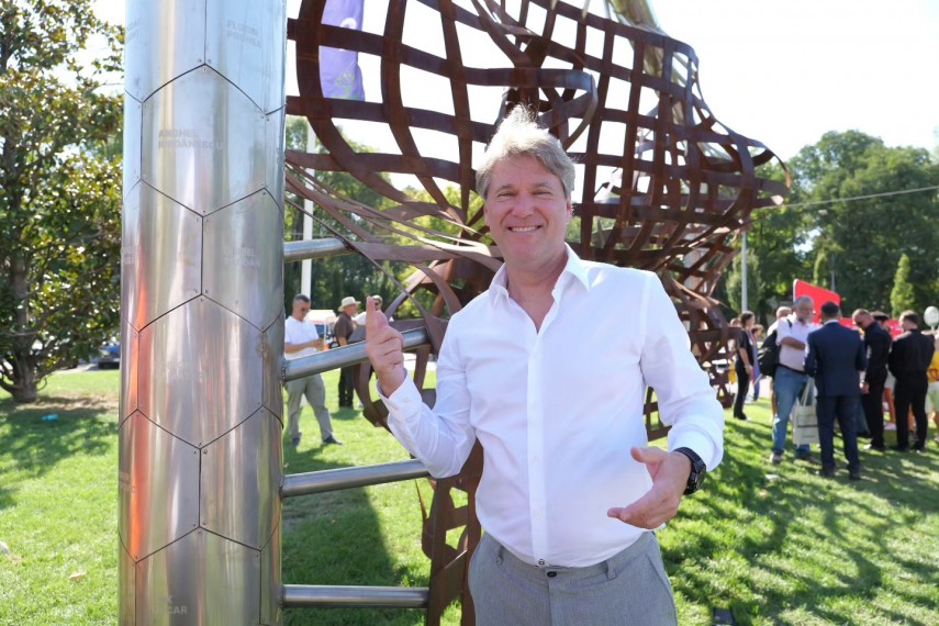 gheorghe hagi si ilie dumitrescu au dezvelit monumentul dedicat generatiei de aur 870158