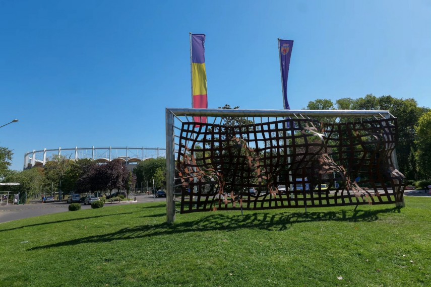 gheorghe hagi si ilie dumitrescu au dezvelit monumentul dedicat generatiei de aur 870158