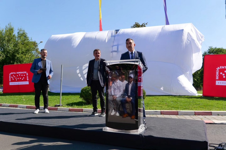 gheorghe hagi si ilie dumitrescu au dezvelit monumentul dedicat generatiei de aur 870158