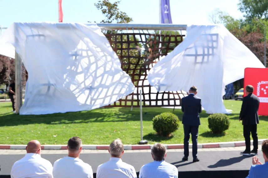 gheorghe hagi si ilie dumitrescu au dezvelit monumentul dedicat generatiei de aur 870158