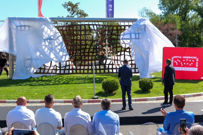 gheorghe hagi si ilie dumitrescu au dezvelit monumentul dedicat generatiei de aur 870158