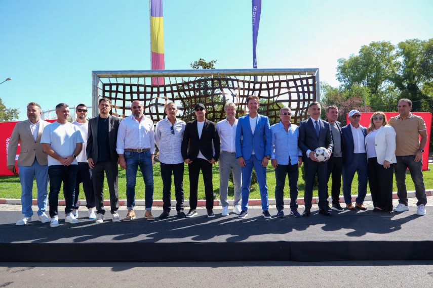 gheorghe hagi si ilie dumitrescu au dezvelit monumentul dedicat generatiei de aur 870158