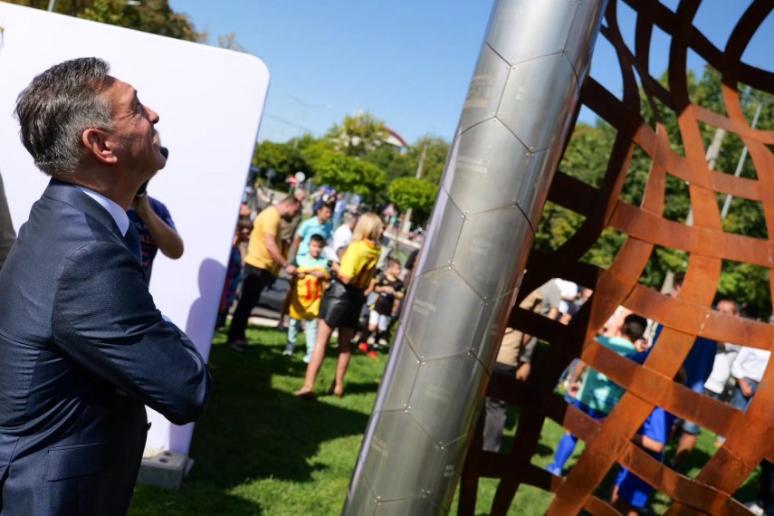 gheorghe hagi si ilie dumitrescu au dezvelit monumentul dedicat generatiei de aur 870158