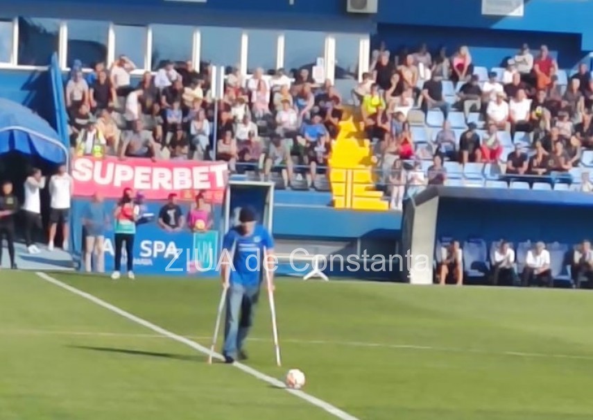 Farul Constanta - Sepsi OSK: Emotionant! Un suporter, in recuperare dupa un accident, a dat lovitura simbolica de start