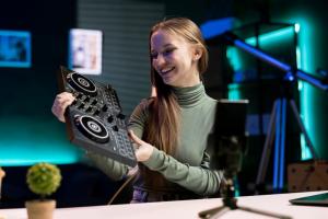 Visezi să devii muzician, creator de conținut sau influencer? Ambasada SUA te invită să aplici acum 