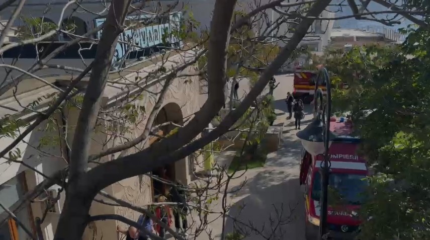 Interventie de urgenta pe faleza Cazinoului Constanta in fata Acvariului! O persoana este resuscitata (VIDEO) 