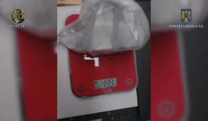 Bărbat din Brașov, prins în flagrant de polițiști în timp ce primea un colet cu droguri 