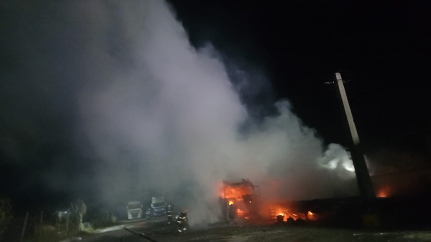 UPDATE: Incendiu in localitatea 2 Mai din judetul Constanta. Tiruri incarcate cu bitum ard intr-o parcare inchisa (FOTO+VIDEO)            