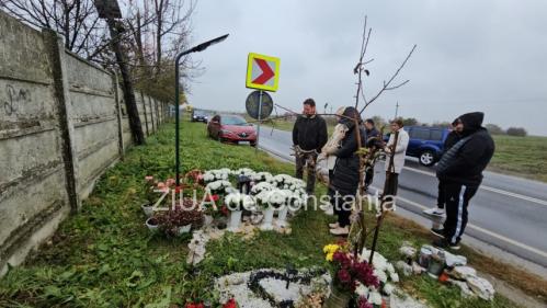 Altar de flori și candele în memoria Robertei și a lui Sebi! Părinții victimelor tragediei din 2 Mai s-au adunat la locul accidentului! (FOTO+VIDEO)