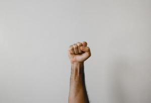 „De ce mi-ai luat femeia?” – întrebarea care a adus sfârșitul unui bărbat din Eforie Sud. Cel care l-ar fi lovit era chiar prietenul său. Tribunalul l-a condamnat la închisoare 