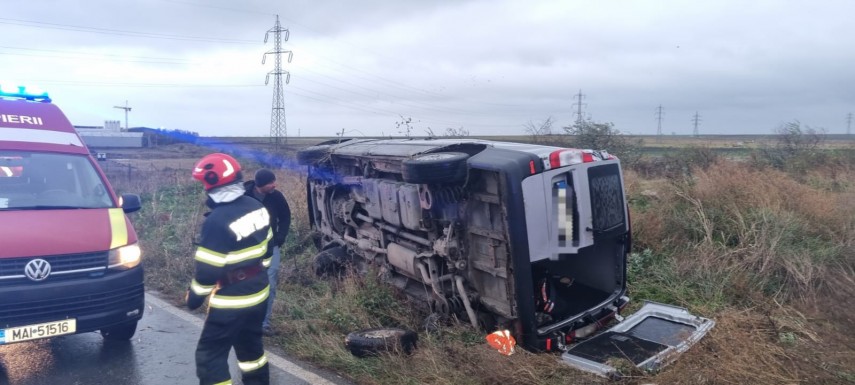 Microbuz de calatori rasturnat la iesire din Ovidiu catre Galesu, judetul Constanta! Mai multe persoane implicate in accident (GALERIE FOTO) 