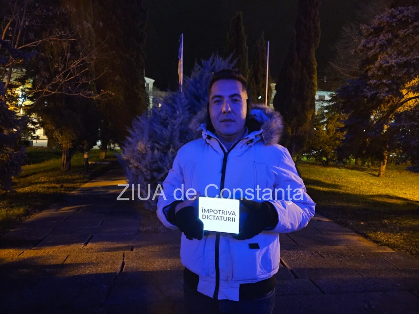 Partidul REPER protesteaza spontan impotriva lui George Calinescu, in fata sediului Institutiei Prefectului-Judetul Constanta (FOTO)    