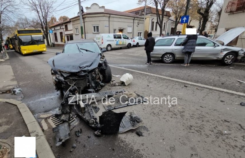 Știri Constanta azi: LIVE VIDEO- O masina a intrat in stalp la intersectia dintre bulevardul Mamaia si strada Mihai Viteazu! Stalpul, pe cale de a se prabusi (FOTO+VIDEO)                