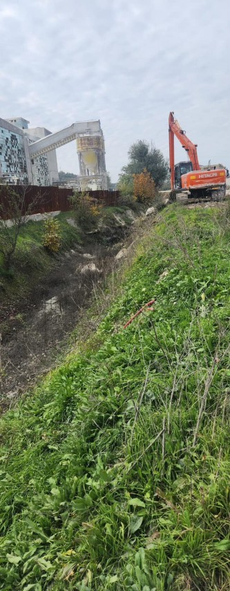 Primaria Valu lui Traian anunta executarea unor lucrari de decolmatare a canalului pe firul de vale, Valea Seaca (GALERIE FOTO) 