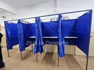 Tulcenii care locuiesc în satele din Deltă, au traversat fluviul cu barca, ca să voteze