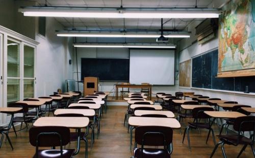 Alertă epidemiologică la Baia Mare! Școlile au trecut la cursuri online