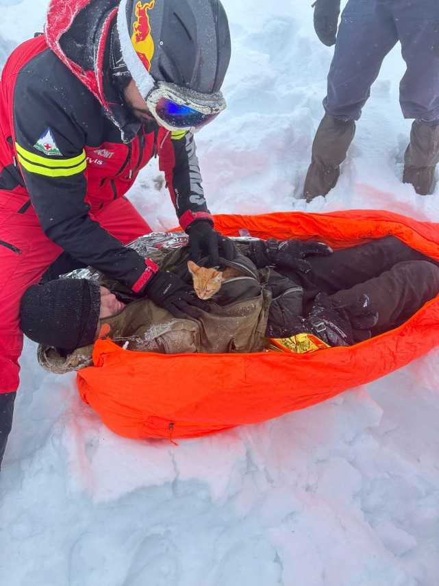 Emotionant: O pisica i-a salvat viata unui tanar ucrainean. Acesta a cazut intr-un rau inghetat si a ramas imobilizat, la -12°C (VIDEO)