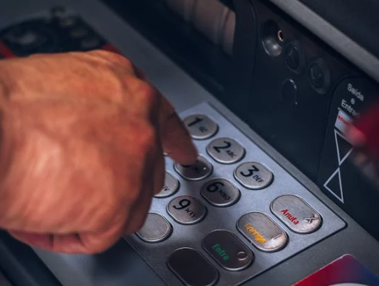 Un hot roman s-a ranit grav dupa ce a vrut sa arunce in aer un bancomat din Italia   
