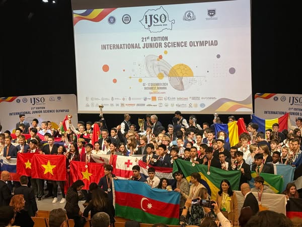 un elev de la colegiul national mircea cel batran constanta medaliat cu argint la olimpiada internationala