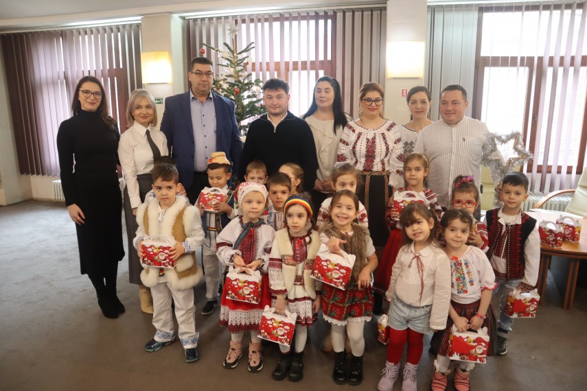 prefectura constanta vizitata de colindatori mici si plini de voie buna foto 880836
