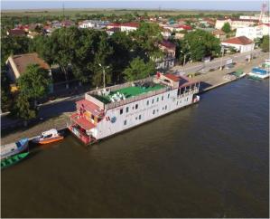 Hotelul plutitor Sfântul Constantin din Sulina, de vânzare. Agenția Carpatia Tour România cere peste 300.000 de euro