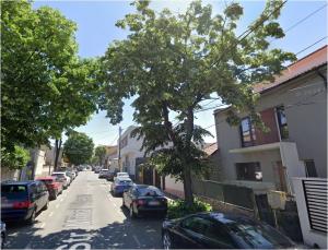 Un proprietar desființează un imobil de pe strada Mihai Viteazul din Constanța 