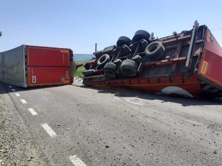Accident rutier Constanta: Camion rasturnat in sant,  la iesirea din Sacele