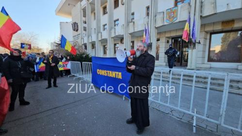 Preotul care a candidat la Primăria Constanța a rostit o rugăciune alături de protestatari din fața Prefecturii (GALERIE FOTO+VIDEO)  