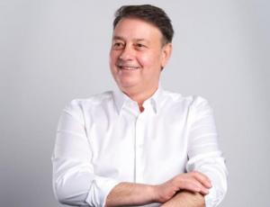 Florin Mitroi, președintele CJ Constanța - „Astăzi am făcut un lucru normal, am igienizat spațiul verde din fața Consiliului Județean” (VIDEO) 