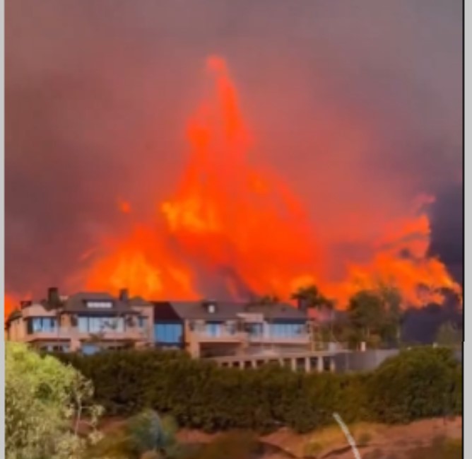 Alerta la Los Angeles! Un incendiu urias s-a extins intr-un cartier rezidential de lux! zeci de mii de persoane, evacuate