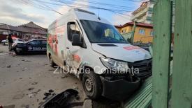 UPDATE Accident rutier pe strada Izvorului din Constanța. O mașină a ricoșat într-un gard după coliziune(FOTO+VIDEO)        