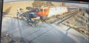 UPDATE CFR Călători Accident feroviar în Hc Scrovistea.  Buldo excavator lovit de un tren care circula pe ruta Brașov-Constanța (VIDEO)   