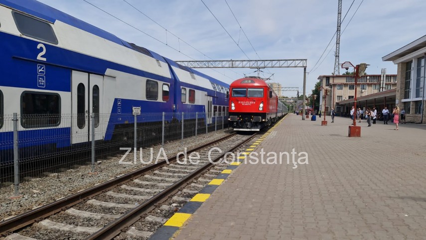 CFR Calatori: Accident feroviar in Hc Scrovistea.  Buldo excavator lovit de un tren care circula pe ruta Brasov-Constanta 