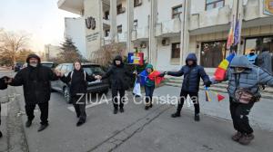 Protest în fața sediului Prefecturii Constanța! Manifestanții cer organizarea turului doi al alegerilor prezidențiale (GALERIE FOTO+VIDEO)