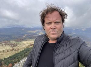 Jurnalistul britanic Charlie Ottley promovează România cu AI (VIDEO)