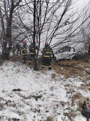 Știri România Două persoane au ars în urma unui accident rutier! Mașina a luat foc după ce s-a răsturnat (FOTO+VIDEO)  